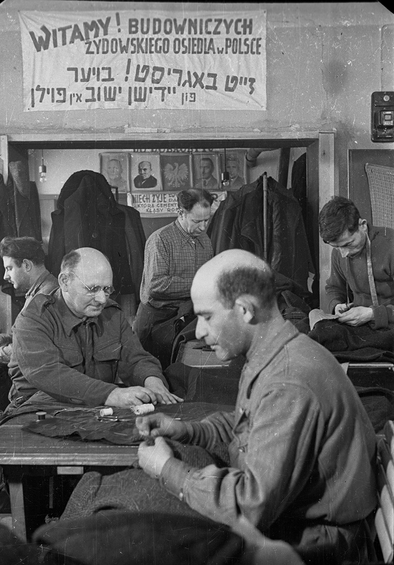 Dzierżoniów, 1947-03. Zakład krawiecki działający w ramach Powszechnej Spółdzielni Pracy przy Radzie Związków Zawodowych.